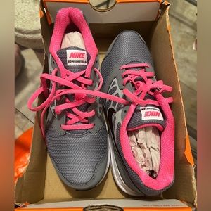 New girls youth nike sneakers size 5.5